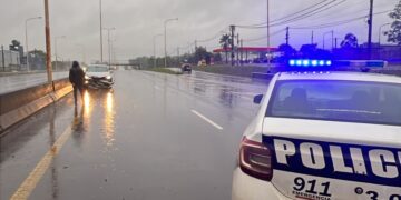 Perdió el control del auto al atravesar un charco de agua y despistó sobre la ruta 12 en Garupá