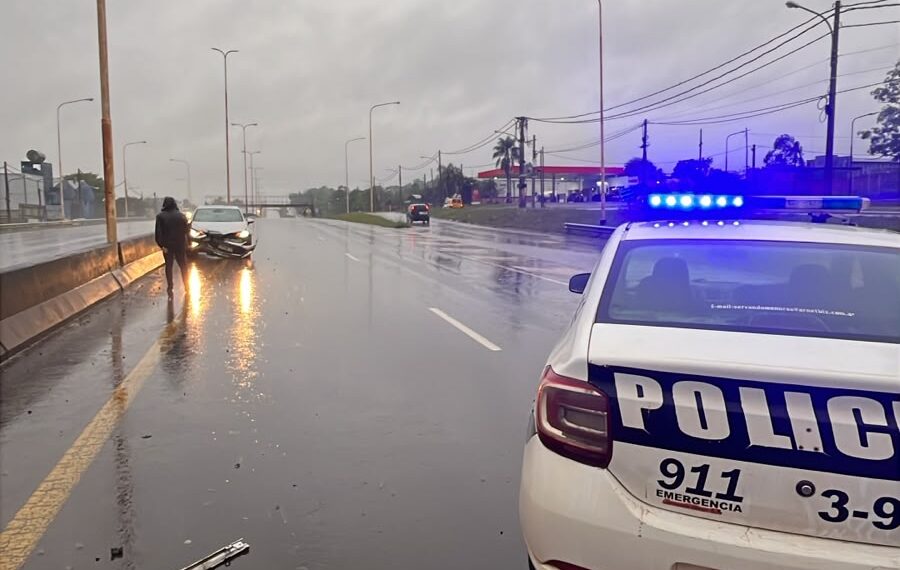 Perdió el control del auto al atravesar un charco de agua y despistó sobre la ruta 12 en Garupá