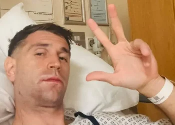 “Dibu” Martínez se repone de su lesión en el maxilar y promete volver “en unas semanas”
