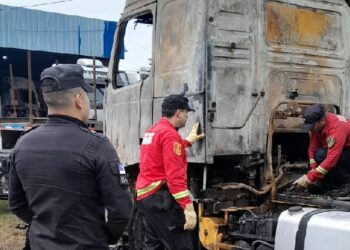 Investigan a dos sujetos captados por cámaras tras el incendio intencional de un camión en San Vicente
