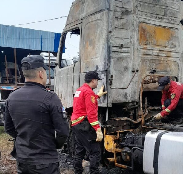 Investigan a dos sujetos captados por cámaras tras el incendio intencional de un camión en San Vicente
