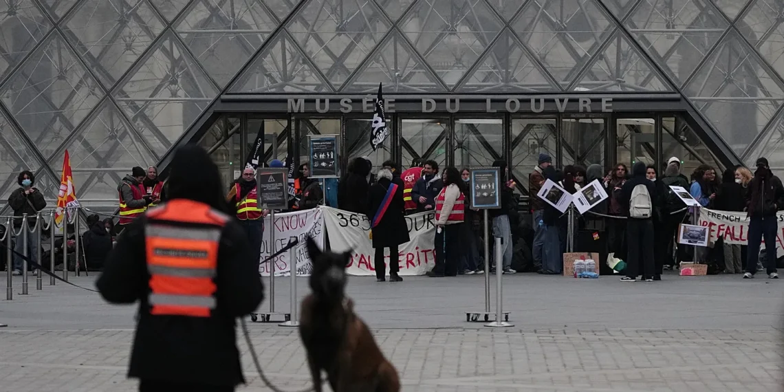 Francia: estudiantes bloquean el acceso al museo del Louvre en apoyo a las protestas