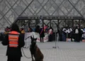 Francia: estudiantes bloquean el acceso al museo del Louvre en apoyo a las protestas