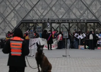 Francia: estudiantes bloquean el acceso al museo del Louvre en apoyo a las protestas