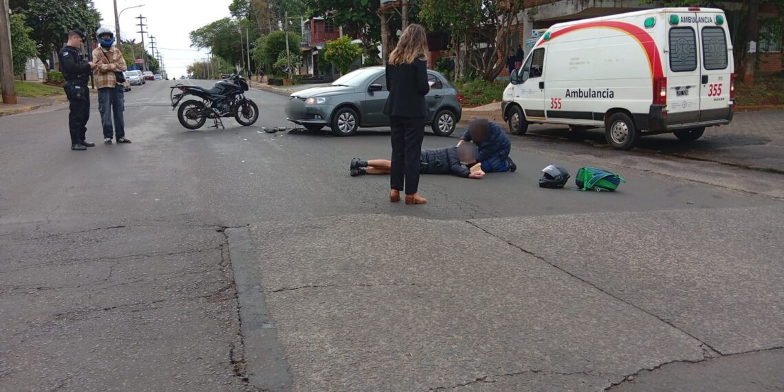 Un motociclista alcoholizado chocó contra un auto en Posadas: Su acompañante resultó lesionada