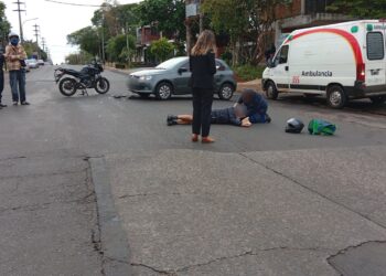 Un motociclista alcoholizado chocó contra un auto en Posadas: Su acompañante resultó lesionada