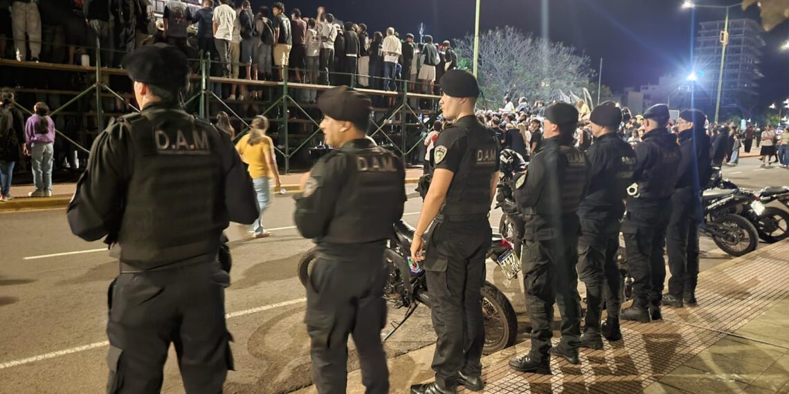 Drones, cámaras y patrullas acompañarán el cierre de la Estudiantina posadeña en la última noche de calle
