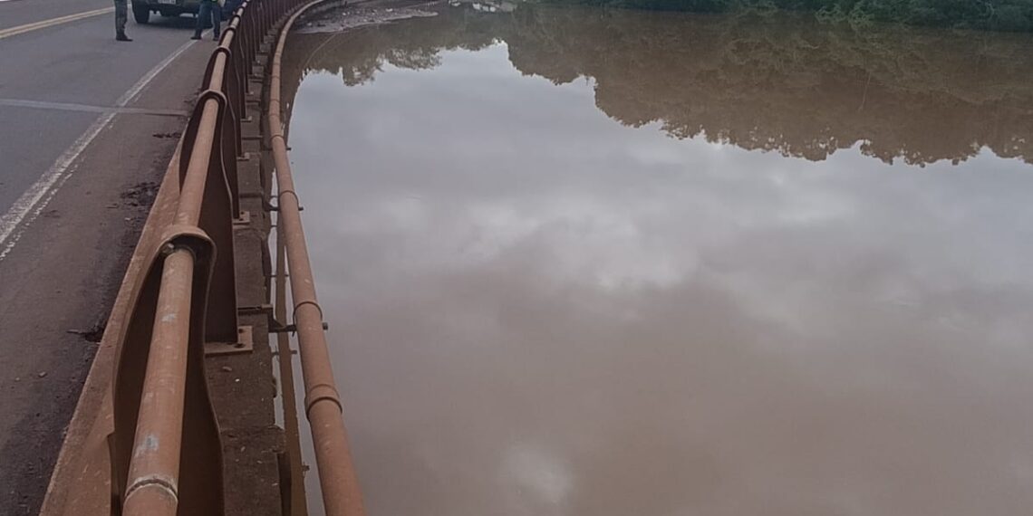 Crecida de ríos en Misiones: 28 evacuados, dos puentes de la Ruta 12 clausurados y ocho cruces fluviales suspendidos