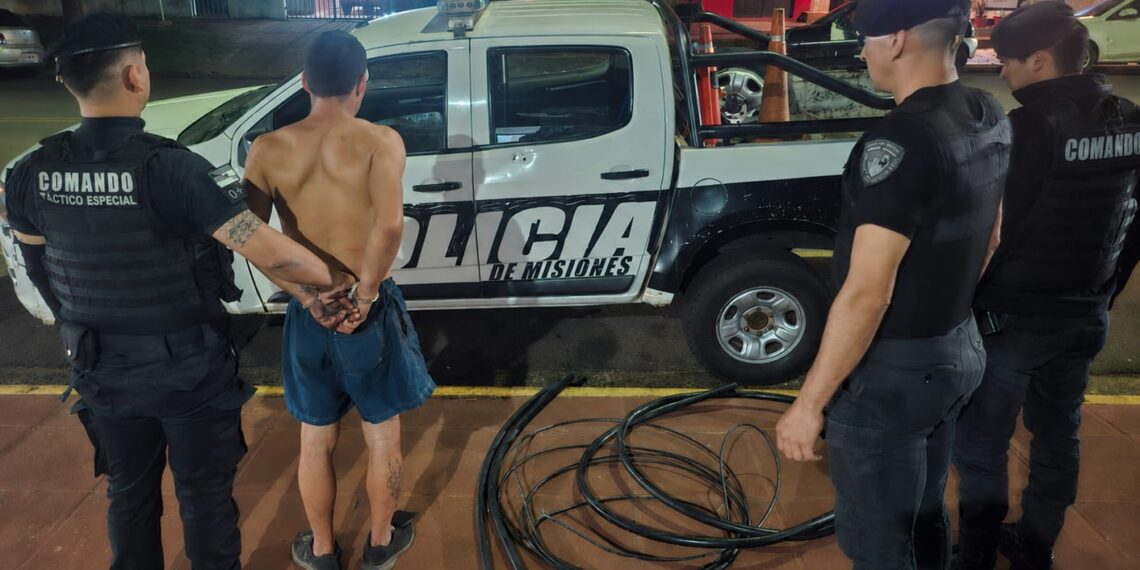Dos ladrones de cables detenidos en Posadas con una escalera, pinzas y varios rollos de fibra óptica