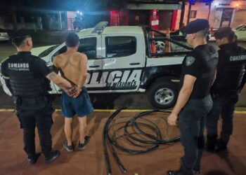 Dos ladrones de cables detenidos en Posadas con una escalera, pinzas y varios rollos de fibra óptica